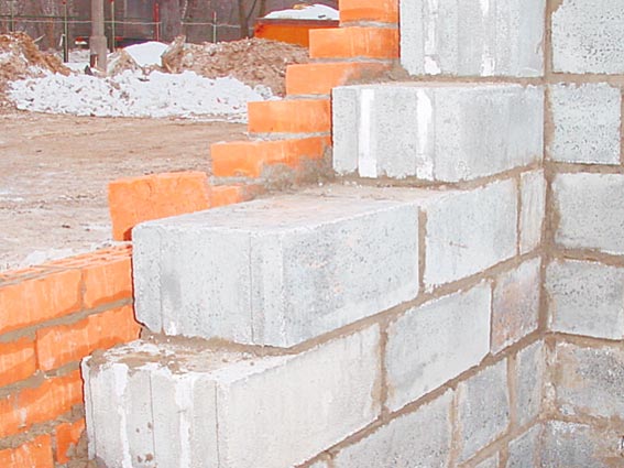 Використання ніздрюватого бетону і облицювальної цегли